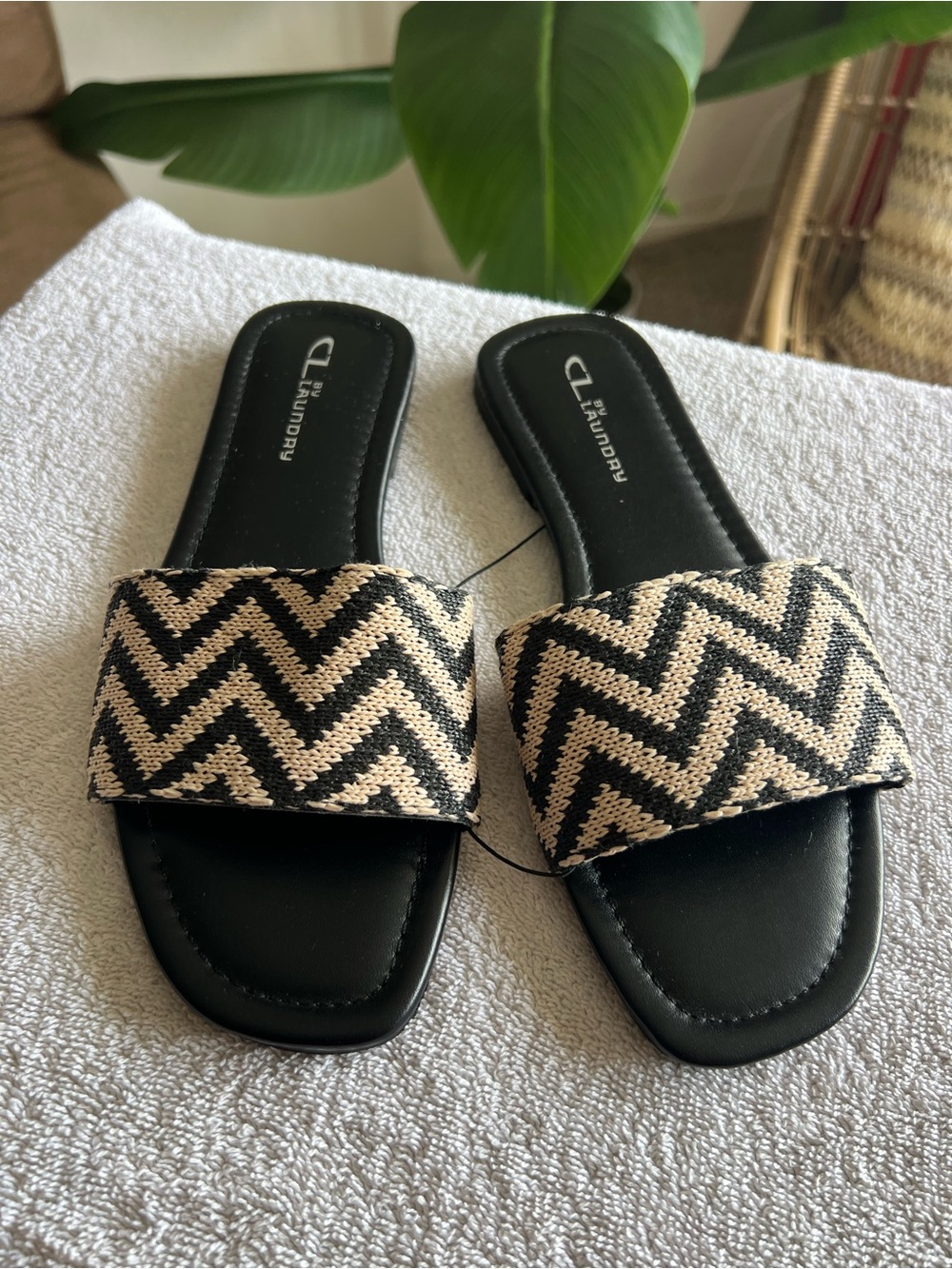 CL by Laundry Black and Natural Chevron Slide Sandals sz 7